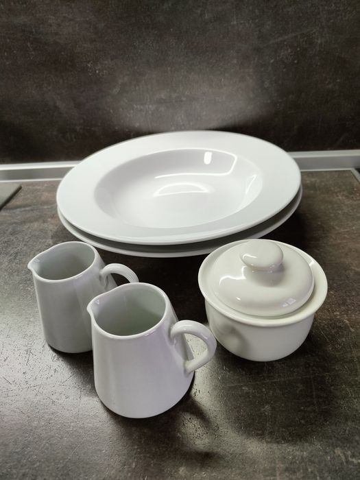 2 бр.големи порцеланови  чинии за спагети 30 см., две канички за мляко