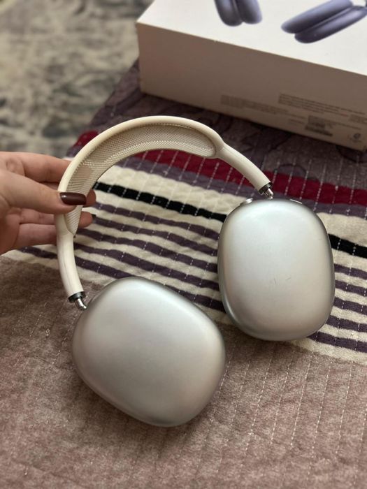 AirPods Max 2.