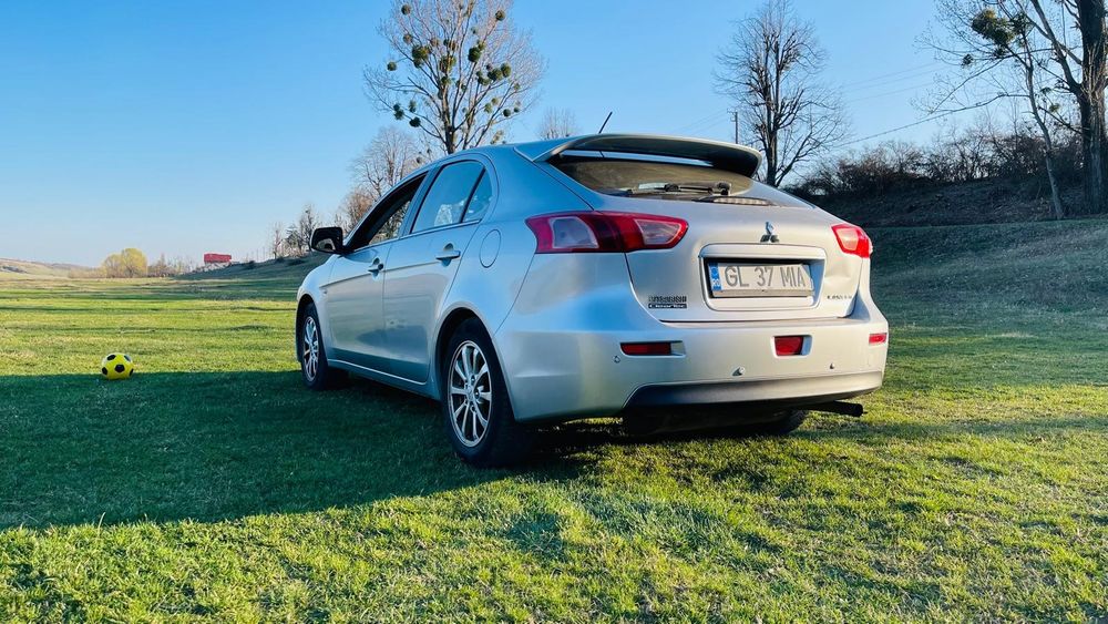 Vând Mitsubishi lancer