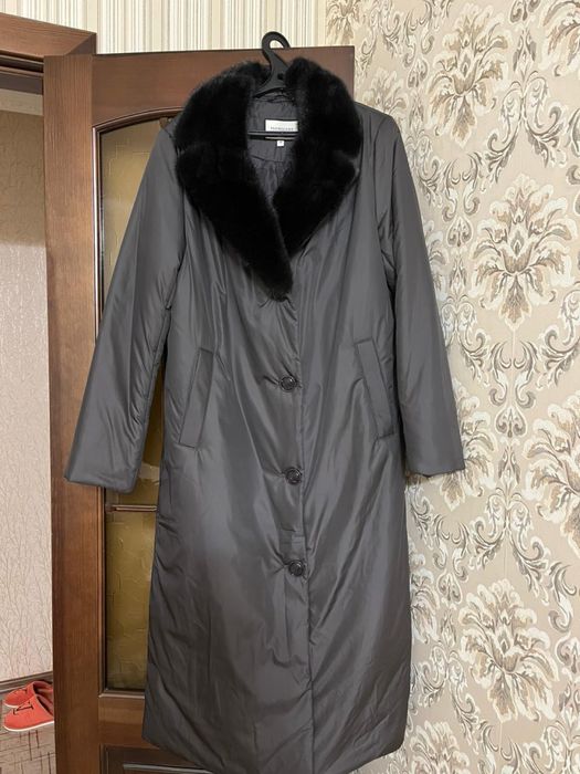 Утепленная куртка с меховым воротником в отличном состоянии с ремнем