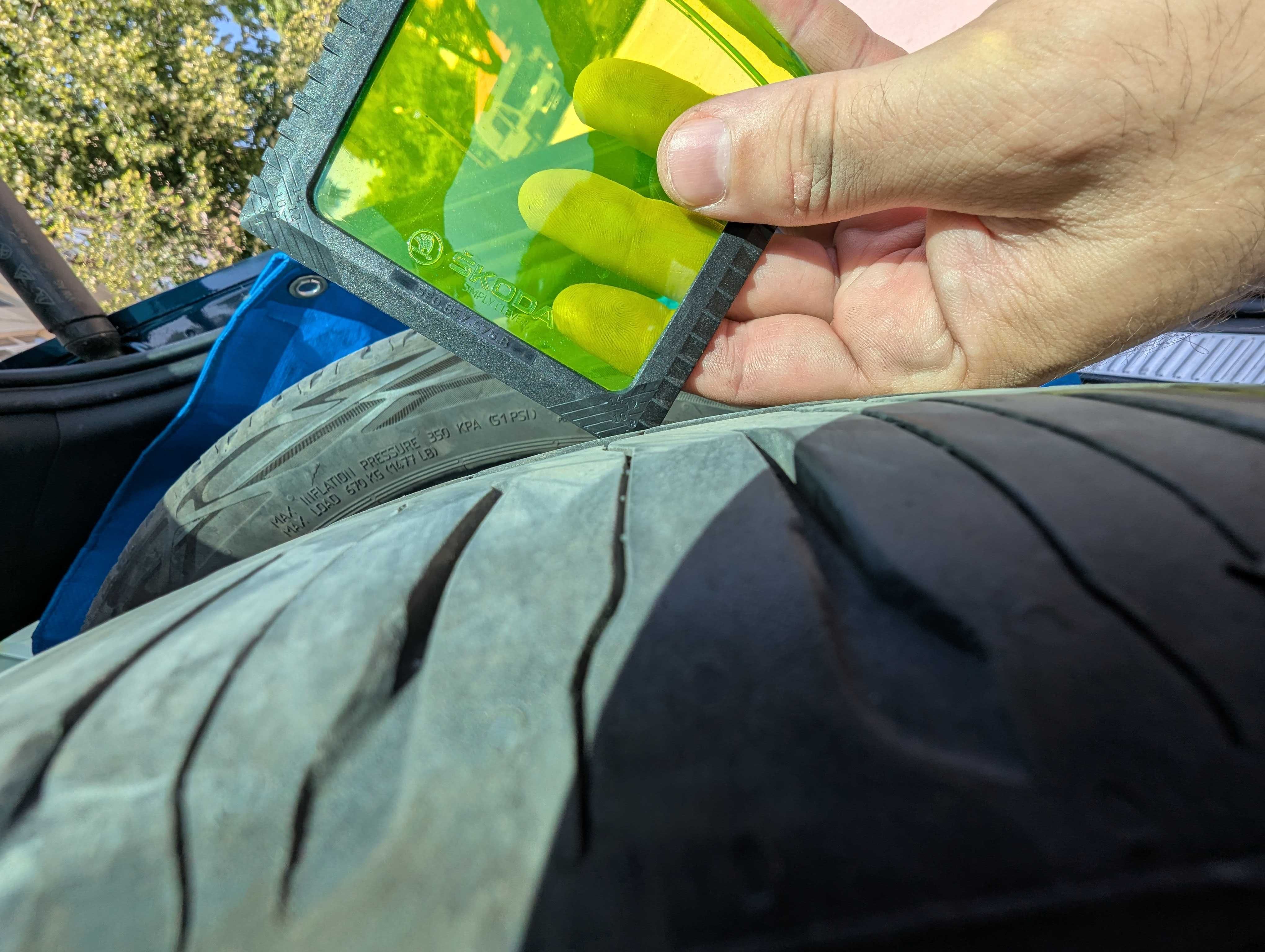 Една гума Continental EcoContact 6 R18 235 45
