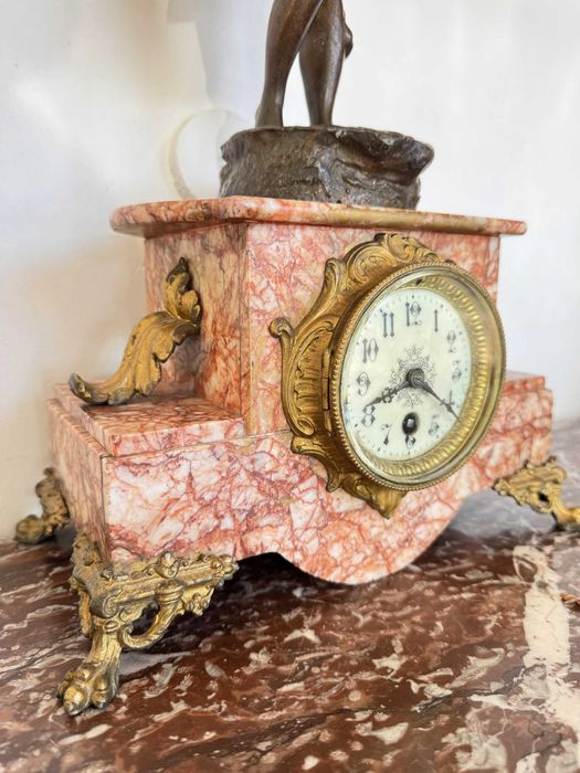 Ceas antic din marmură roz cu statuetă din bronz, H 59 cm