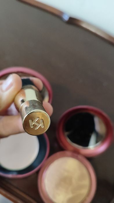 Червило Estee lauder , пудра и бронзант и четка Kiko Milano.