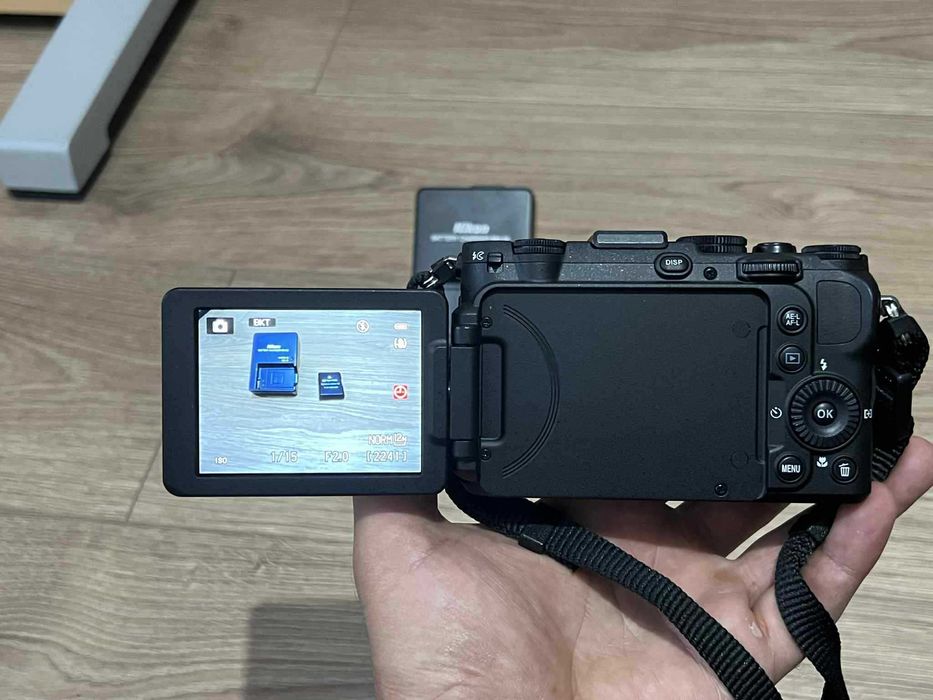 Aparat foto digital Nikon Coolpix P7700 cu incarcator si 2 acumulatori