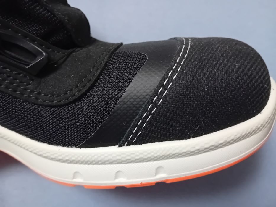 Продавам чифт работни обувки марка SIEVI 44 номер