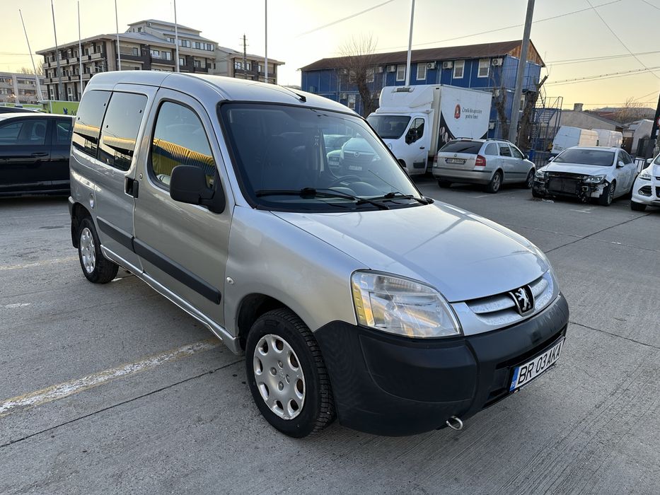 Peugeot Partner 1.6 HDI. Masina are mici probleme conform descrierii.