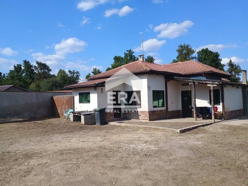 ЕКСКЛУЗИВНО! Обзаведена едноетажна къща с басейн, в кв."Рилци" гр. Доб