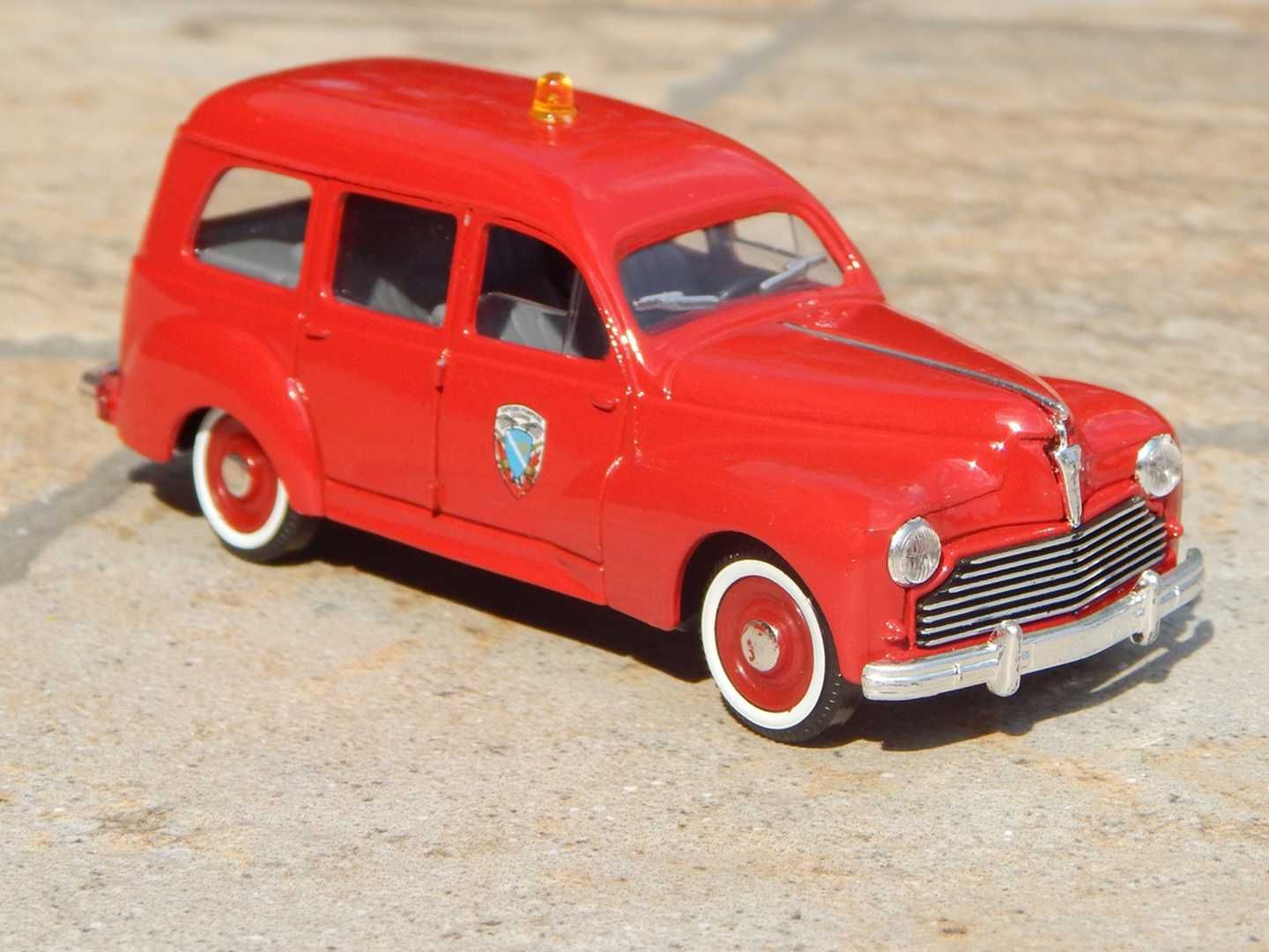 Macheta Peugeot 203 Familiale 1950 masina pompieri 1:43 Solido Franta