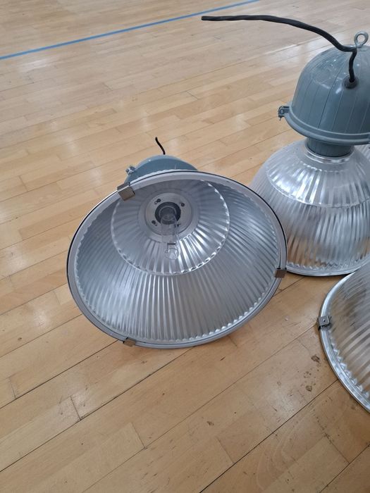 Продавам 60 бр.работещи индустриални лампи 250W