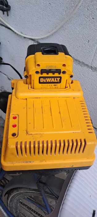 2 bateri Dewalt plus incarcator