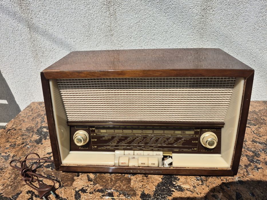 Vând lot uriaș 22 radio cu lampi si carcasa ebonita&lemn ani 1940-1980