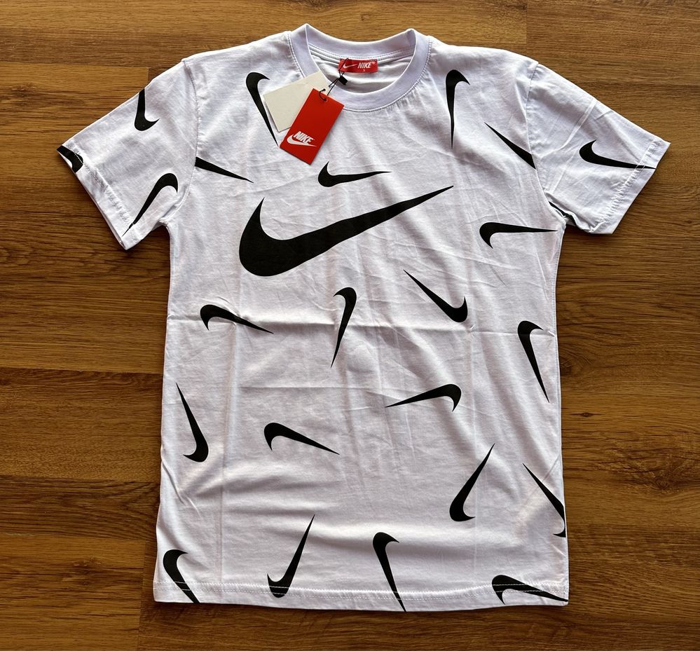 Мъжка,памучна,бяла тениска Nike с много отметки