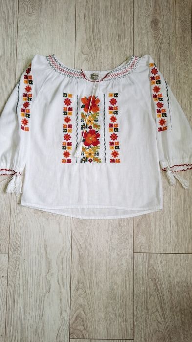 Ie fete,marimea 134cm(10ani),in stare foarte buna