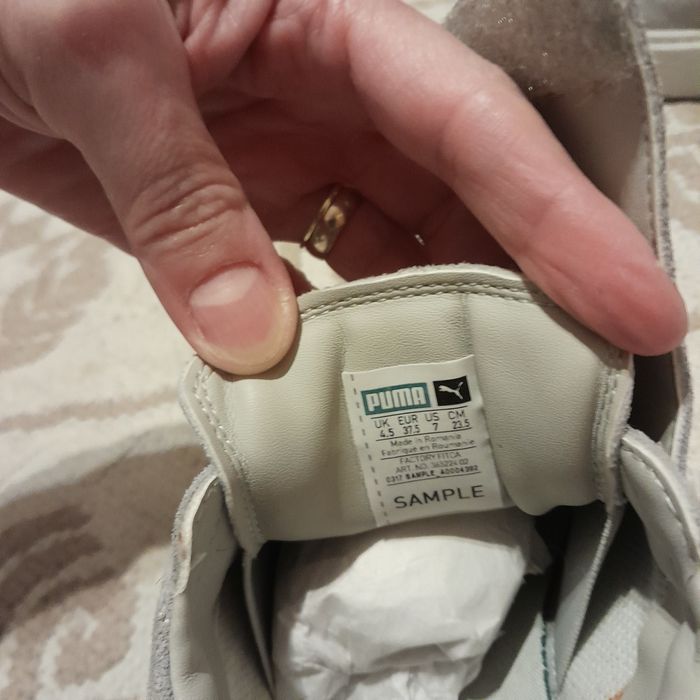 Tenesi gri din piele intoarsa, noi