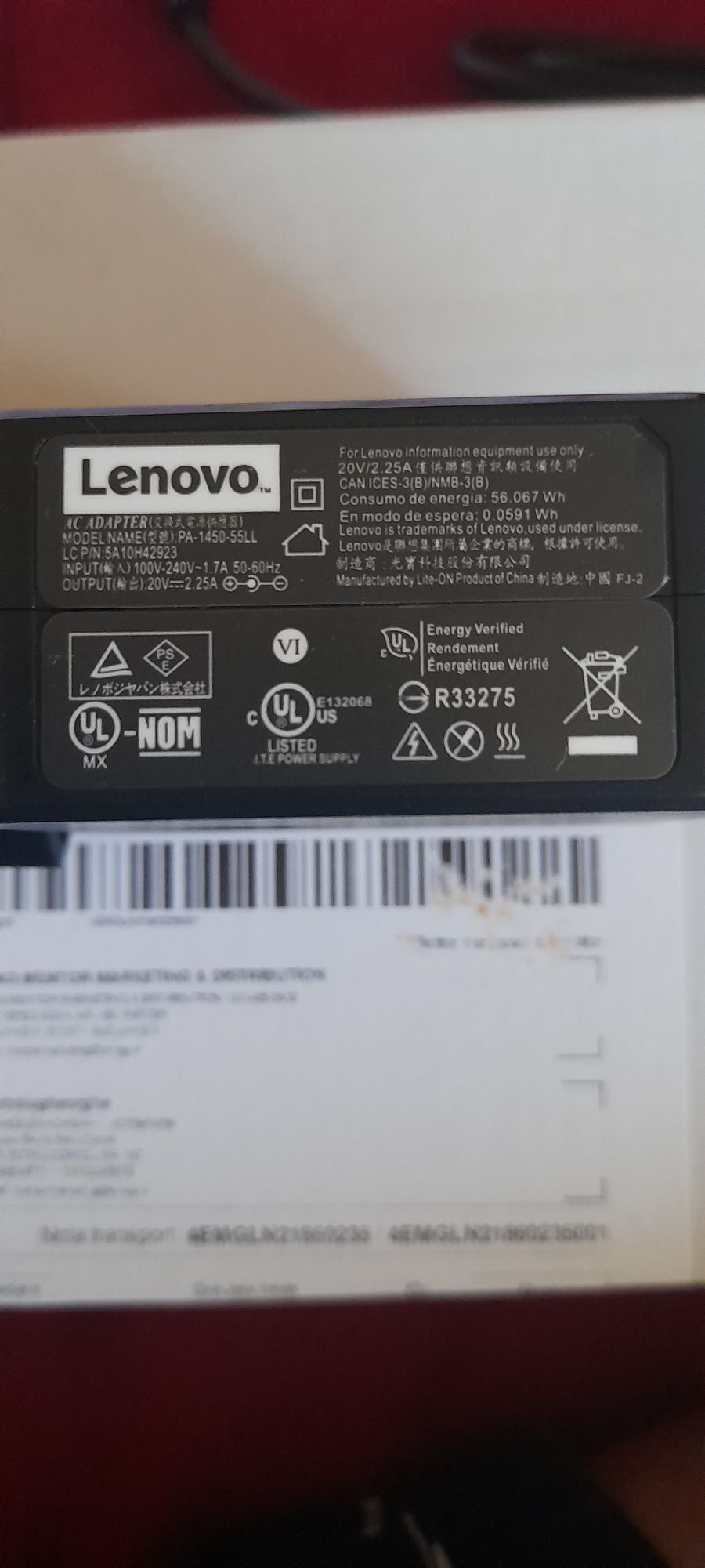 Vând încărcător laptop Lenovo.