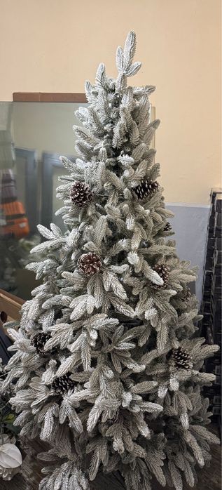 Заснежная новогодняя ёлка