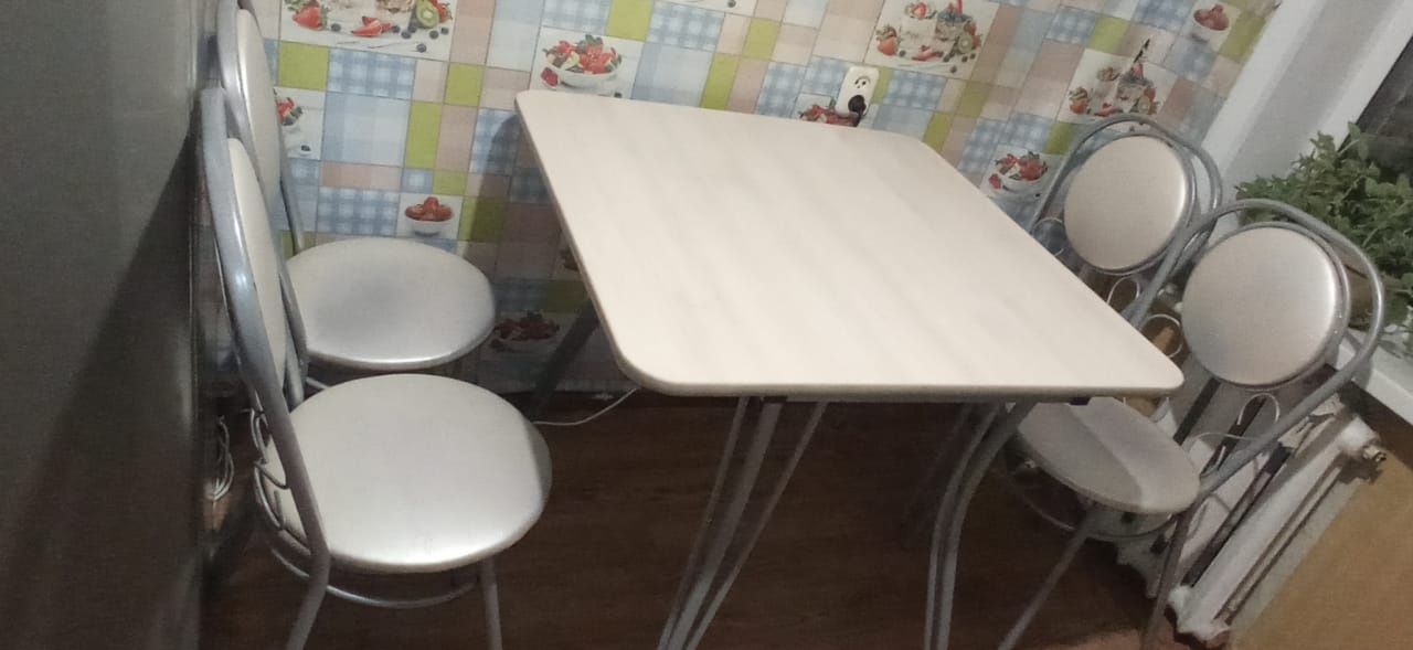 Продаётся стол со стульями