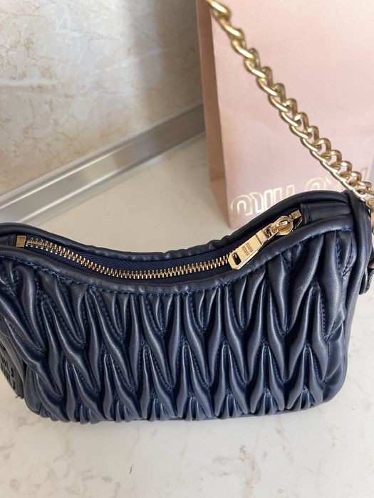 Miu Miu matelasse тъмносиня дамска чанта