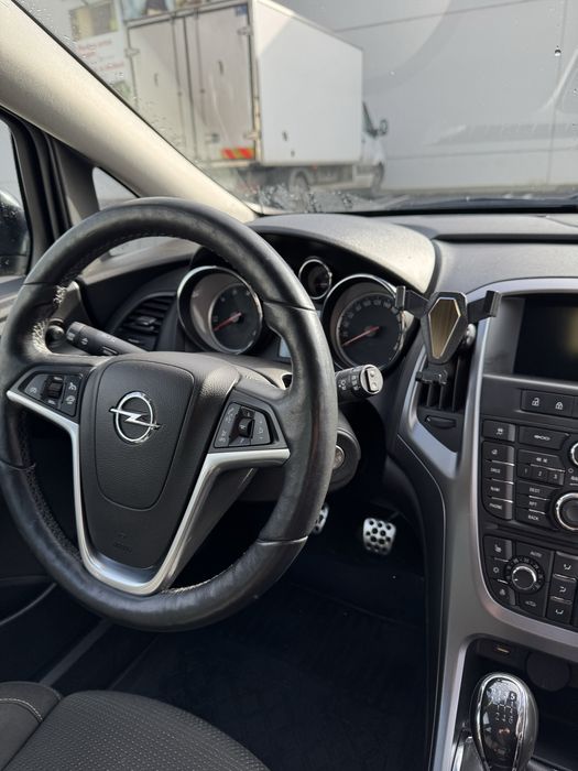 De vanzare Opel Astra J 2016/Schimb cu masina mai inalta sau offroad