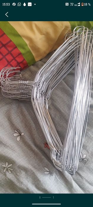 Vând 100 umerașe din sârmă