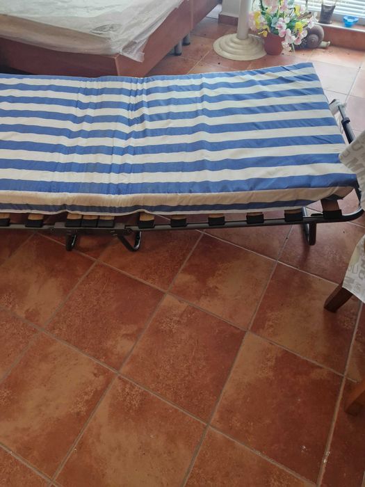 Продава се сгъваемо походно легло