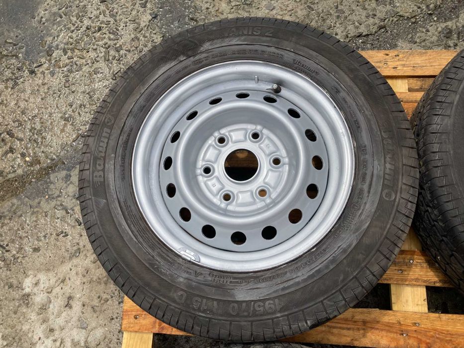 15 джанти 6х139,7 Toyota Hiace 5,5j гуми 195/70/15 BARUM 2016г 7мм