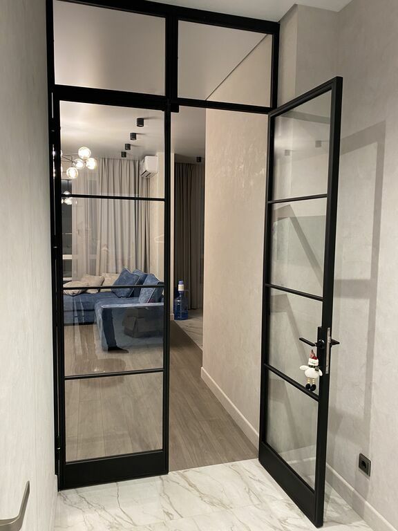 Metall va Koltirilgan Shisha Bilan Loft Devorlar: Zamonaviy Interyer