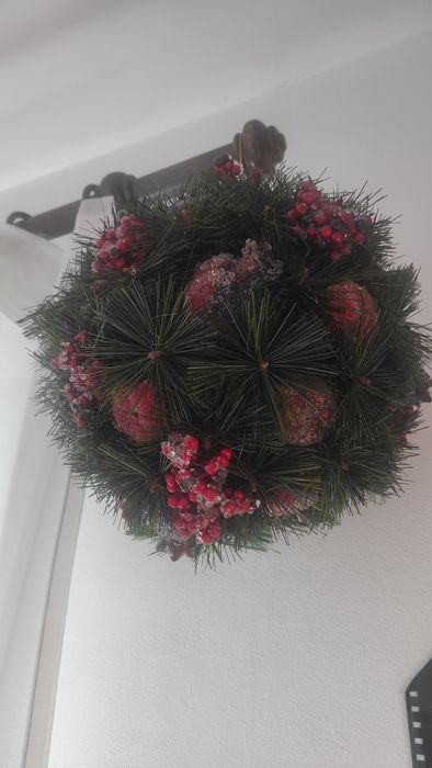 Коледна елха и голяма коледна топка