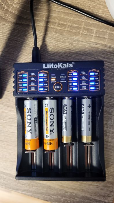 Зарядно LiitoKala Lii-402 – универсално, бързо и надеждно