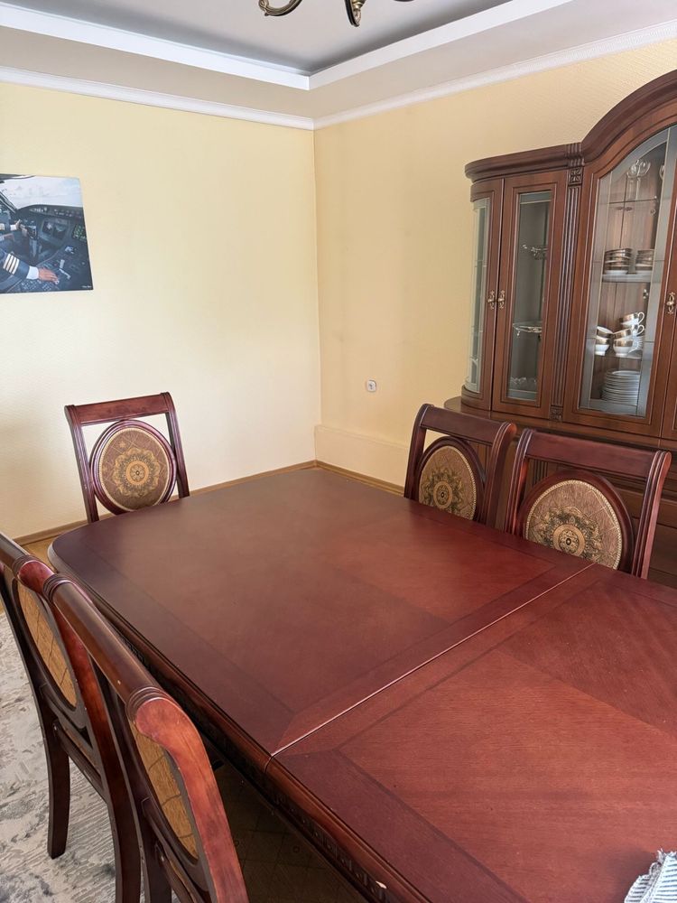 Стол для гостинной