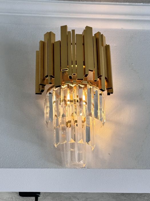 Corpuri de iluminat moderne și elegante – modele unice, stare perfectă