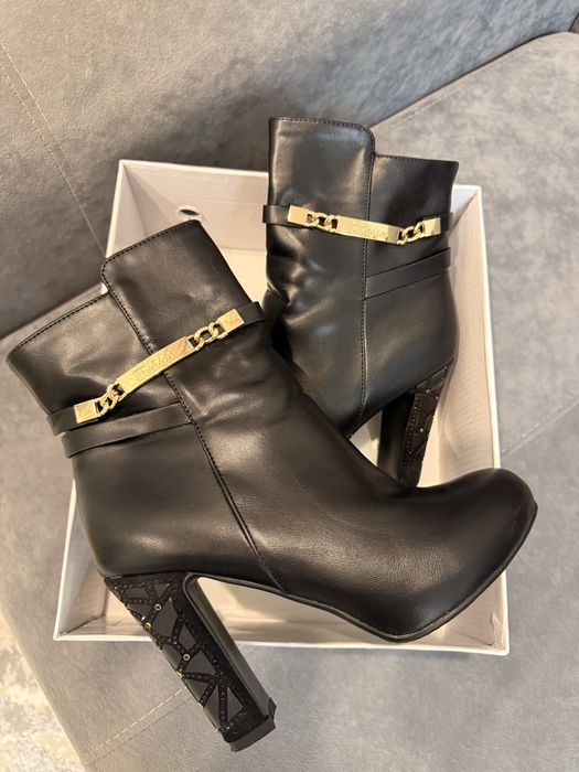 Продам сапоги в отличном состоянии размер 36-37, одевала пару раз ……..