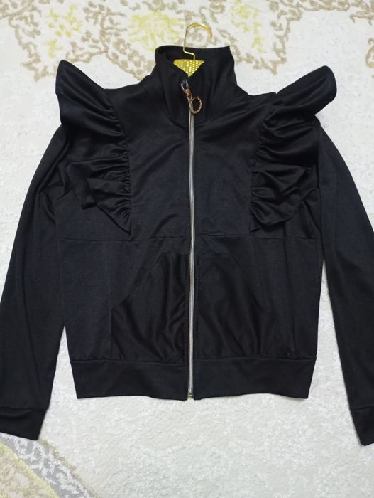 Чёрная кофточка на замке