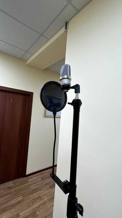 подставка для микрофона и микрофон для студии