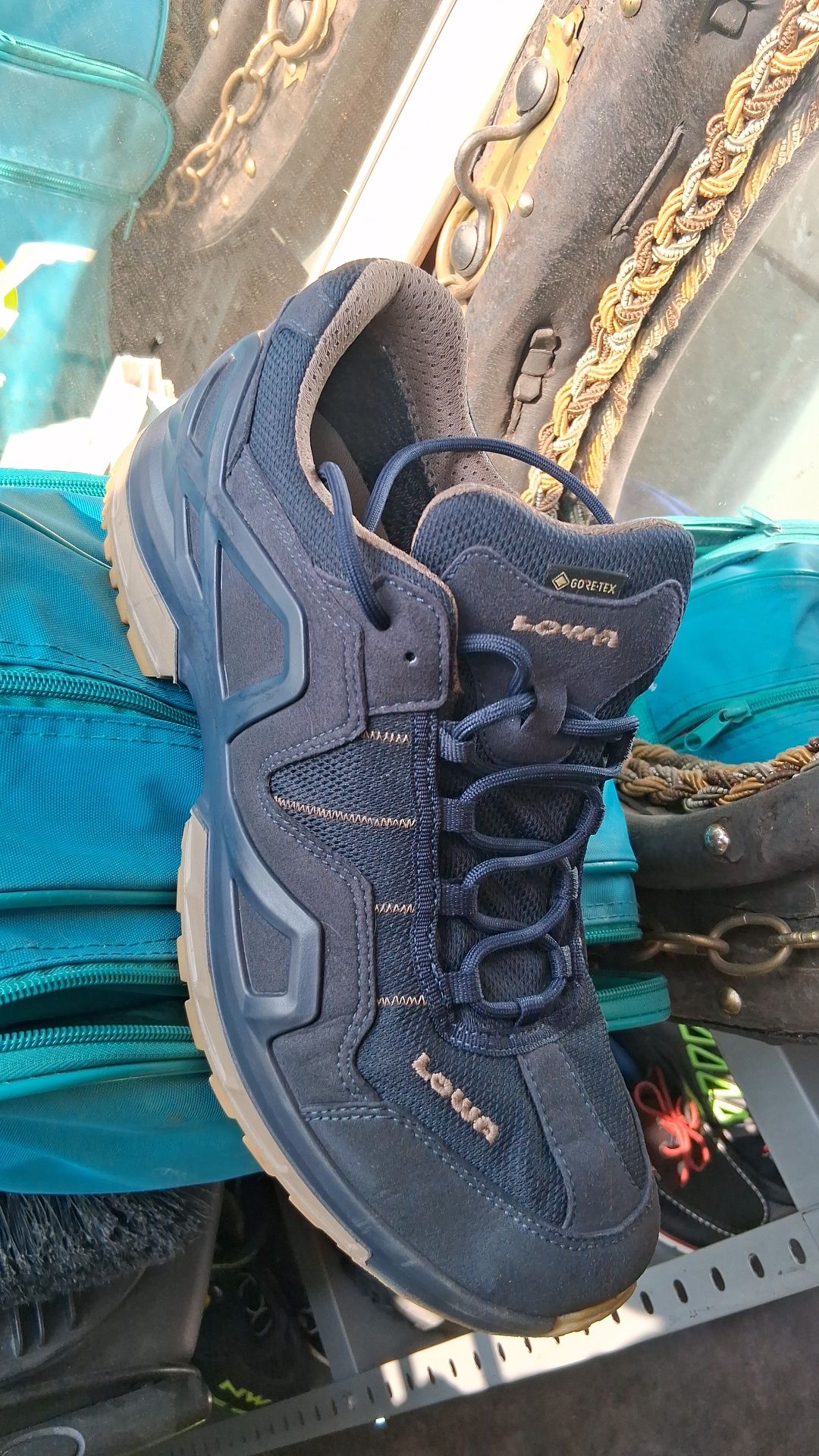 Lowa       Solomon        Nike