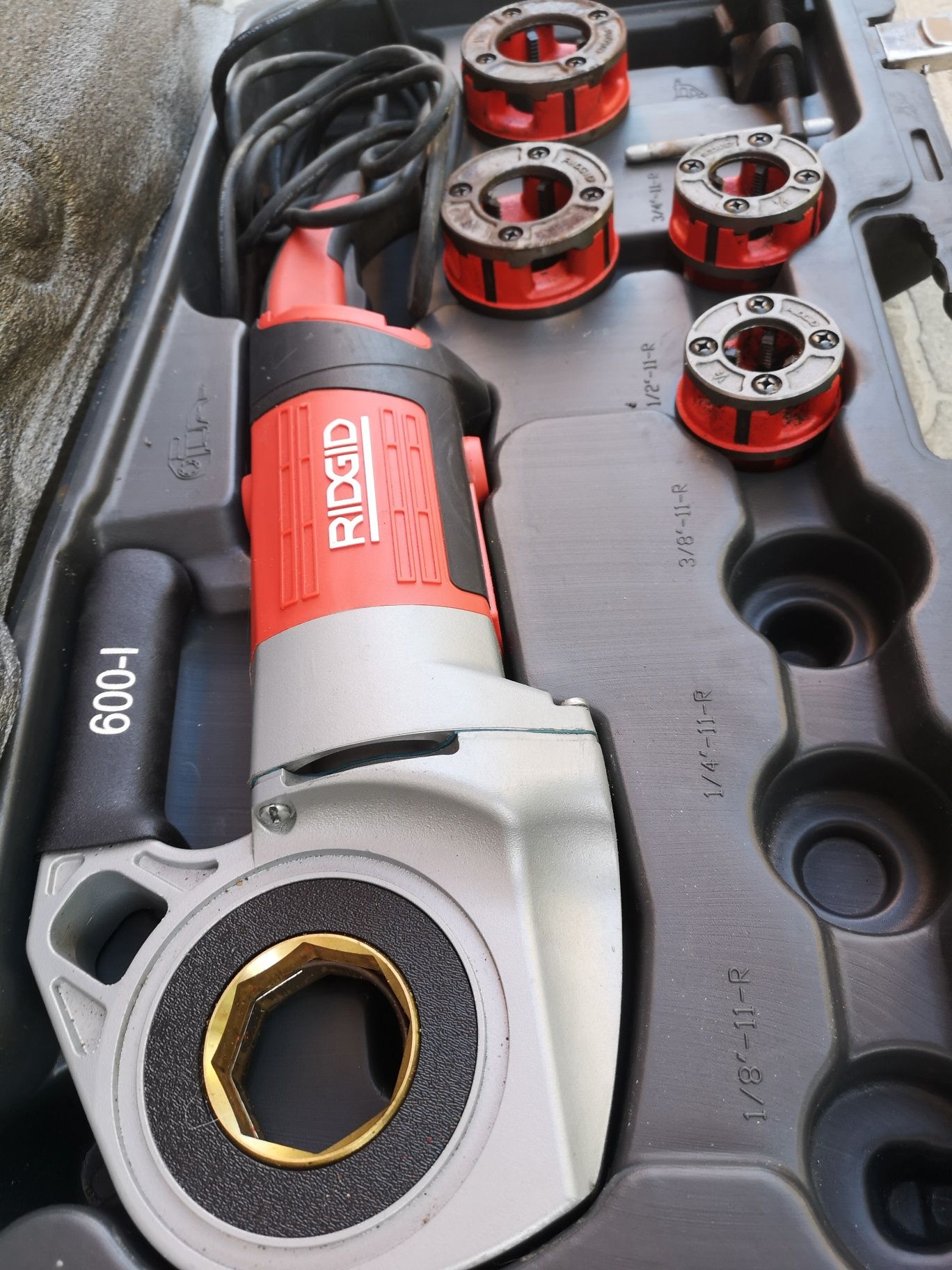 Ridgid 600-I Ръчна Резбонарезна Машина 1020W 3-30mm 1/8"-1"1/4