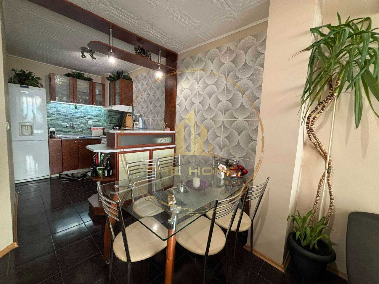 Продава се Тристаен апартамент в Варна, ЖП Гара - 95 кв.м за 2264 €/кв.м - Снимка #2