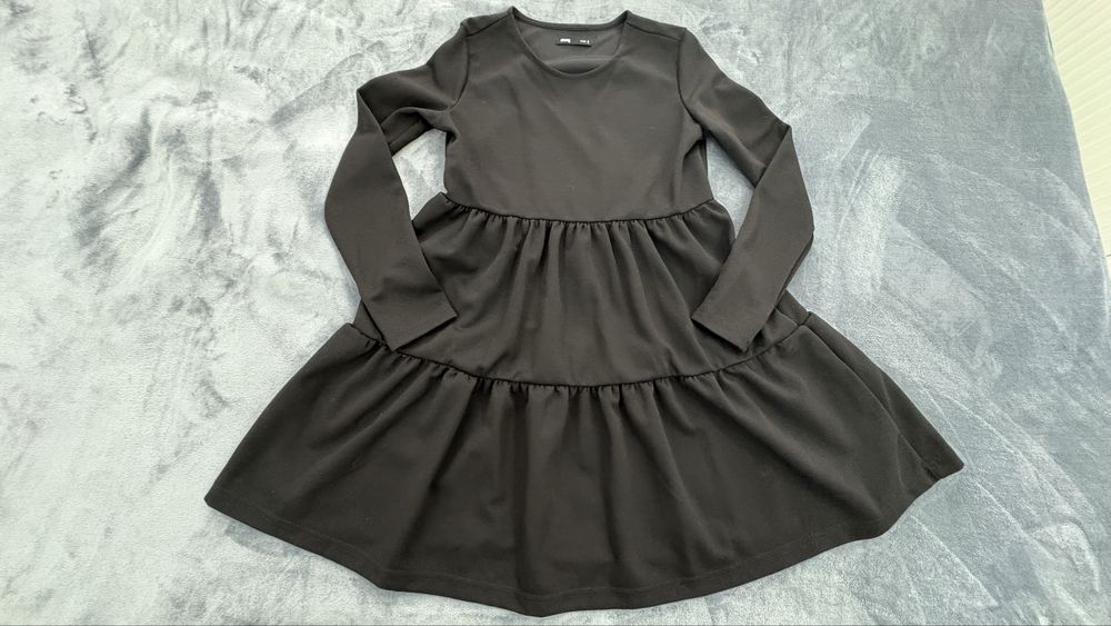 Дамска черна бейсик рокля разкроена