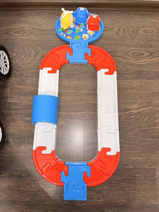 Писта Fisher price с 2 коли и хеликоптер