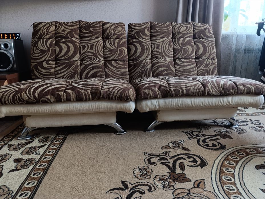 Продам диван и 1 кресло . Диван   2.10м в длину  90 ширину. 1