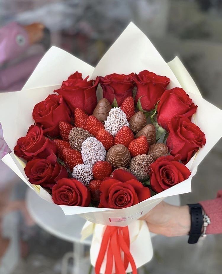 Aranjament floral cu capsuni in ciocolata