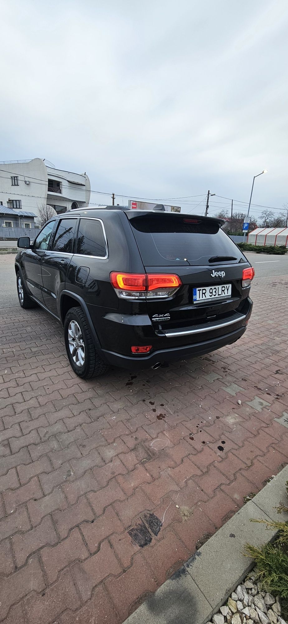 Vând Grand Cherokee