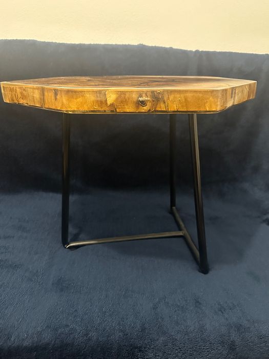 Măsuță de cafea handmade lemn nuc rășină epoxidică