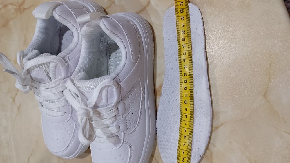 Нови бели маратонки