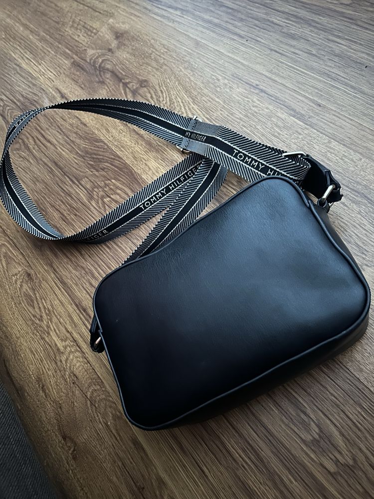 Продавам чанта естествена кожа Tommy Hilfiger