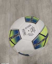 Продам футбольный мяч,за 5000