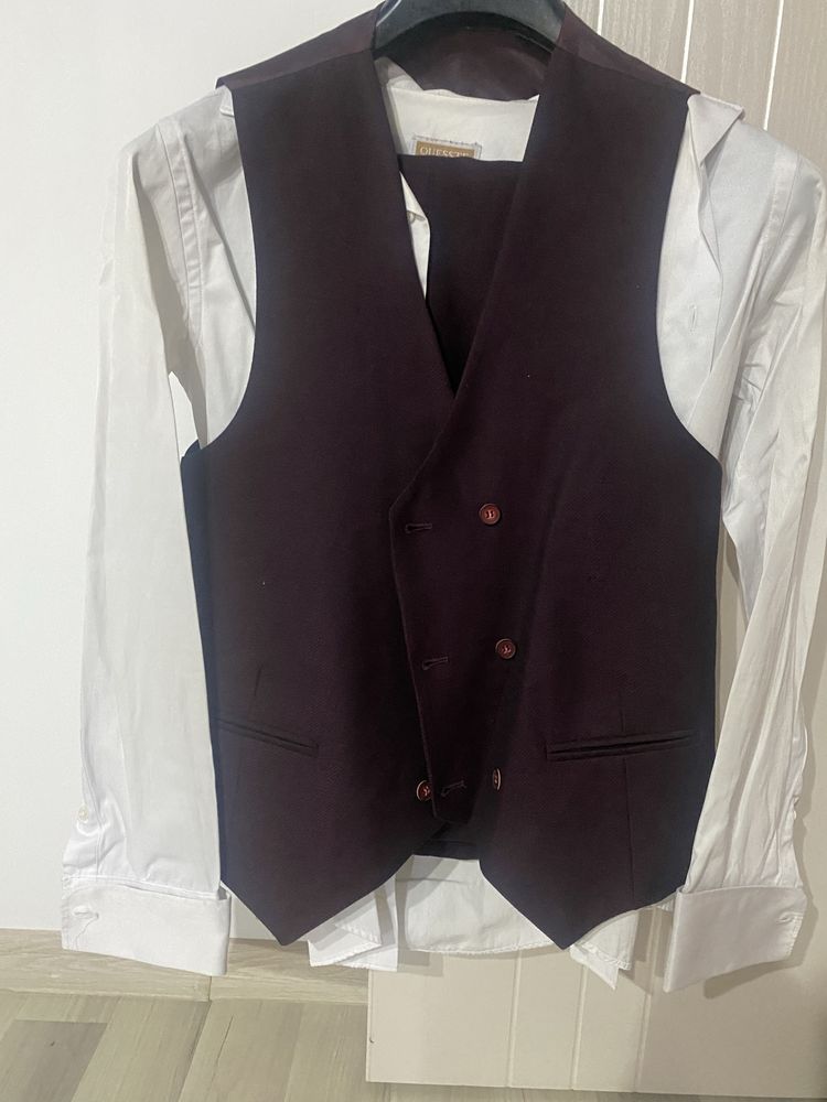 Costum băiți + cămasa  , folosit la banchet  . Cămasa este cu butoni
