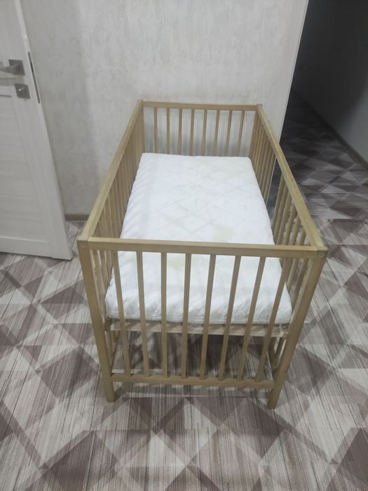 Кроватка детская, в подарок матрац одеялко простынь и др.