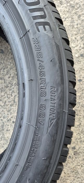 4 anvelope iarna Bridgestone 235/45/18.Pretul este pe bucata