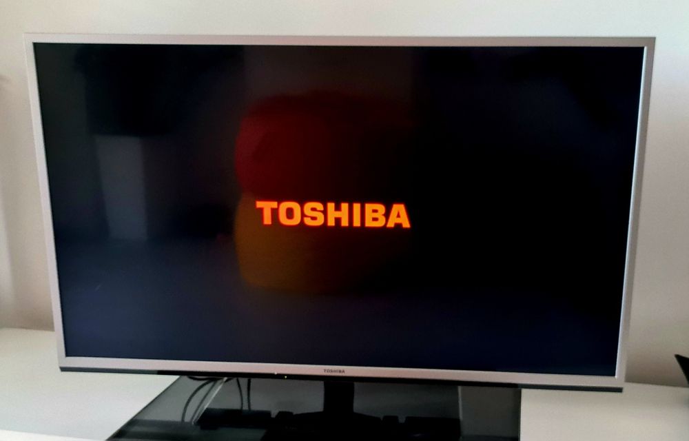 Телевизор Toshiba 46 инча + подарък активни 3D очила